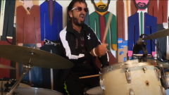 Ringo Starr registra una nuova versione di Come Together con 100 batteristi (tra cui Chad Smith e la piccola Nandi). Guarda il video