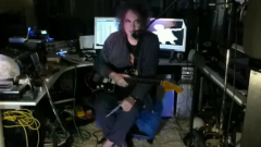 The Cure, Robert Smith ha suonato tre brani in streaming per beneficenza dal suo studio di casa. Guarda i video