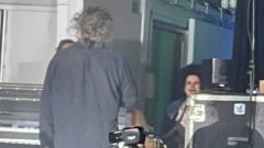The Cure, Robert Smith canta "Plainsong" alla moglie Mary durante il concerto a Los Angeles. Guarda il video