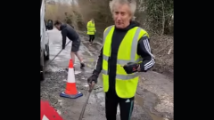 Rod Stewart criticato dalla società delle autostrade britanniche per aver sistemato una strada: "espone i cittadini a rischi"