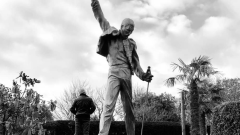 Queen, Roger Taylor conserva una statua di Freddie Mercury alta 6 metri in giardino. Ecco perché