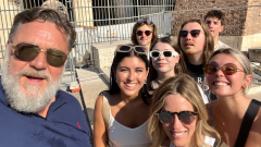 Russell Crowe con la famiglia al Colosseo: "Ho portato i ragazzi a vedere il mio vecchio ufficio". Guarda le foto