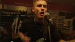 Sam Fender, pubblicato il nuovo inedito (punk) Howdon Aldi Death Queue. Ascoltalo qui e guarda il video