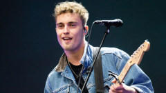 Sam Fender racconta il suo riscatto: "A scuola mi bullizzavano, ora mi chiedono di suonare per loro. Che si fot***no"