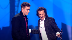 Sam Fender conquista i Brit Awards come Best Rock/Alternative Act: la premiazione con Ronnie Wood. Guarda il video
