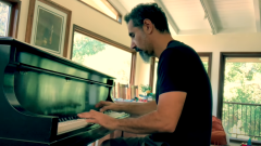 Serj Tankian ha pubblicato Disarming Time, la suite per pianoforte composta durante il lockdown. Guarda il video