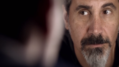 System Of A Down, Serj Tankian pubblica il trailer del suo documentario "Truth to Power". Tra gli ospiti Tom Morello