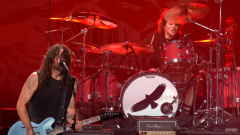 Taylor Hawkins Tribute Concert, la prima volta del figlio Shane a Wembley con i Foo Fighters. Guarda il video