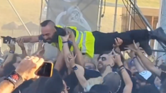 Un addetto della security fa crowd surfing sulla folla ad un concerto metal: recuperato dai colleghi. Guarda il video