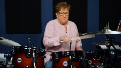 Quando il rock non fa invecchiare! Guarda il video con la nonna alla batteria che suona Down With the Sickness dei Disturbed