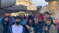Guns N' Roses, Slash ha trascorso le vacanze di Natale a Disneyland con i figli. Guarda le foto