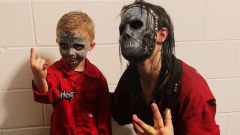 Slipknot: bambino di 5 anni sale sul palco per suonare la batteria con la band! Guarda le foto e il video