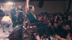 Ragazza in carrozzina fa crowdsurfing durante un concerto metal (e poi si lancia dal palco). Guarda il video