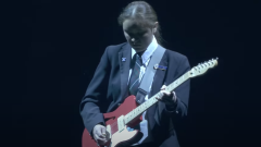 100 alunni di una scuola suonano Stairway To Heaven durante il saggio di fine anno. Guarda il video