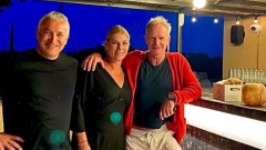 Sting ha aperto una pizzeria in Toscana (e non rinuncia alle foto coi clienti). Ecco dove si trova