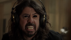 I Foo Fighters pubblicano il nuovo inedito thrash metal "March of the Insane" tratto dal film Studio 666. Ascoltalo qui