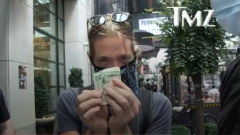 Taylor Hawkins firmerebbe autografi ai fan in cambio di denaro: "Non sto diventando ricco, è solo un gioco". Guarda il video
