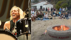 Taylor Hawkins: la veglia col falò in suo ricordo sulla spiaggia della sua città, Laguna Beach. Guarda il video