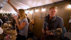 Josh Homme, Chad Smith e Taylor Hawkins in concerto a sorpresa per beneficenza. Guarda il video