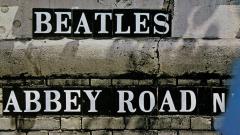 The Beatles, il cartello stradale originale di Abbey Road sarà venduto all'asta. Ecco quando