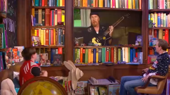 U2, The Edge ha regalato la sua chitarra ad un bambino ospite in un programma natalizio. Guarda il video