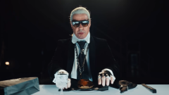 Rammstein, Till Lindemann nei panni di Karl Lagerfeld per uno spot di prodotti vegani. Guardalo qui