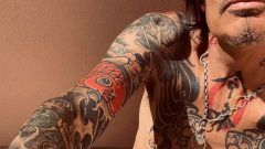 Motley Crue, Tommy Lee sfida i social pubblicando una foto completamente nudo: "Ooooopppsss" 