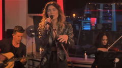 Chris Cornell: la figlia Toni, ospite da Jimmy Fallon, dedica Nothing Compares 2 U a suo padre. Guarda il video
