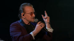 Bono ha reinterpretato With Or Without You in chiave solista acustica al Late Show. Guarda il video