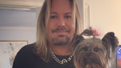 Mötley Crüe, Vince Neil piange la morte della sua cagnolina: “È stata brutalmente uccisa dai cani dei vicini”