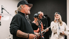 Mötley Crüe, Vince Neil fa visita a sorpresa ad una scuola di musica e si esibisce coi ragazzi. Guarda il video e le foto