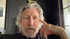 Roger Waters si scaglia contro David Gilmour: "mi ha bandito dai canali della band. Pensa di possedere i Pink Floyd"