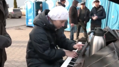 La donna ucraina che suona We Are The Champions dei Queen dopo aver raggiunto il confine con la Polonia. Guarda il video