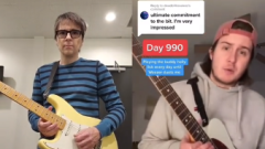 Chitarrista suona Buddy Holly ogni giorno per convincere i Weezer a duettare con lui. Rivers Cuomo risponde dopo 990 giorni
