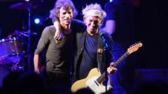 Keith Richards: «Mick Jagger? Un vecchio allupato che dovrebbe farsi una vasectomia». Poi le scuse del chitarrista degli Stones