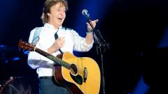 Paul McCartney: “Continuo a scordarmi le canzoni dei Beatles. Devo imparare a suonarle da capo ogni volta”