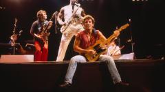 Moderatore pubblica su Facebook testi di Bruce Springsteen e Clash e viene licenziato