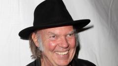 Neil Young diventerà (a 74 anni) cittadino statunitense
