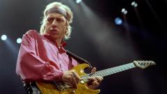 Mark Knopfler spiega come suonare la chitarra con il metodo del fingerpicking. Guarda il video
