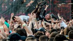 Crowd surfingmania!