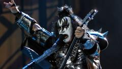 Kiss, Gene Simmons vola a Los Angeles per sottoporsi a un intervento: "Nulla di grave, ci vediamo presto"