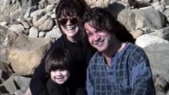 Wolfgang Van Halen pubblica il suo primo singolo dedicato al padre Eddie: "non importa quale sia la distanza, io sarò con te"