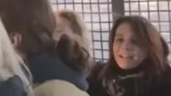 Manifestanti russi cantano Zombie dei Cranberries dopo essere stati arrestati dalla polizia. Guarda il video