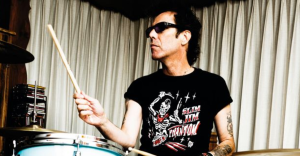 L'omaggio di Slim Jim Phantom degli Stray Cats alla forza del popolo Italiano in quarantena