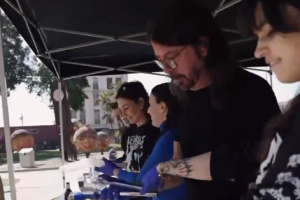 Foo Fighters, Dave Grohl sarà premiato a Los Angeles per il suo impegno costante per i senzatetto della città