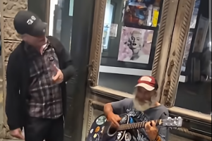 Iron Maiden, Bruce Dickinson ha cantato una canzone dei Judas Priest in strada a New Orleans insieme a un busker. Guarda il video