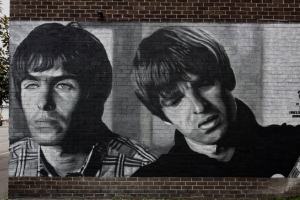 Oasis, realizzato un nuovo murale a Manchester (in una location storica) dedicato alla band. Guarda le immagini