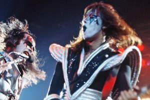 KISS: è morto Ace Frehley, il chitarrista originale che definì il suono e l'estetica della band. Aveva 74 anni KISS: è morto Ace Frehley, il chitarrista originale che definì il suono e l'estetica della band. Aveva 74 anni