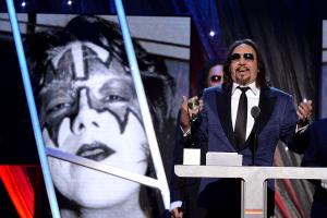 Ace Frehley, i membri dei KISS hanno ricordato il leggendario chitarrista. Guarda i loro messaggi