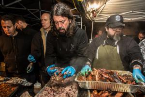 Foo Fighters, Dave Grohl è stato premiato per il suo impegno nel volontariato per i senzatetto di Los Angeles. Guarda il video
